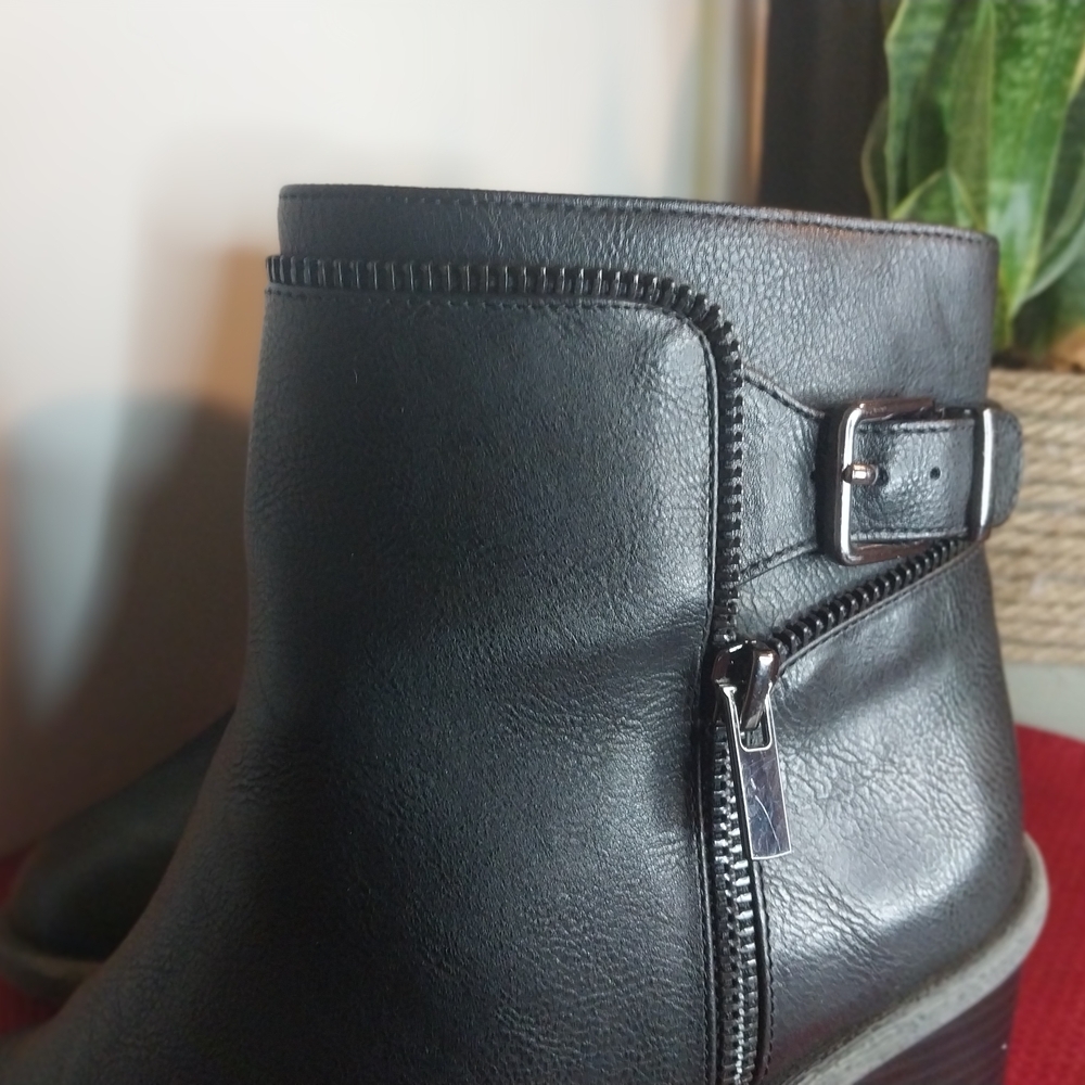 Gianni Bini Womem's 8.5 M Black Ankle Boots with Stacked Heel Black Leather - Picture 3 of 9